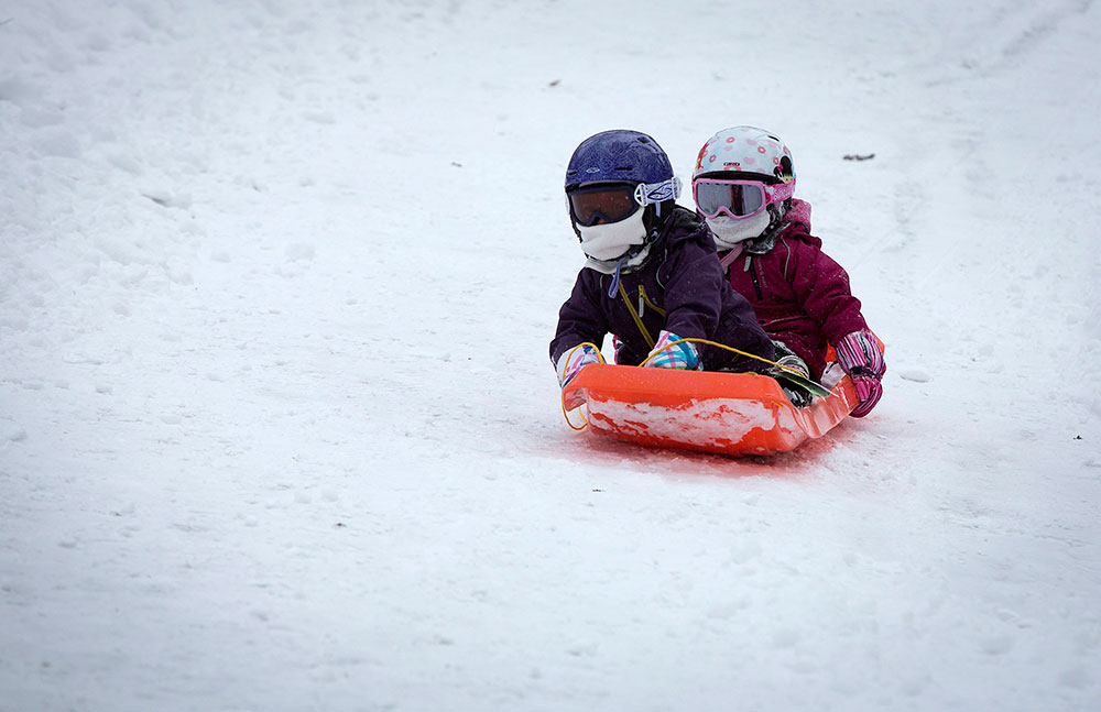 Los niños jugaron con avalanchas en la nieve.