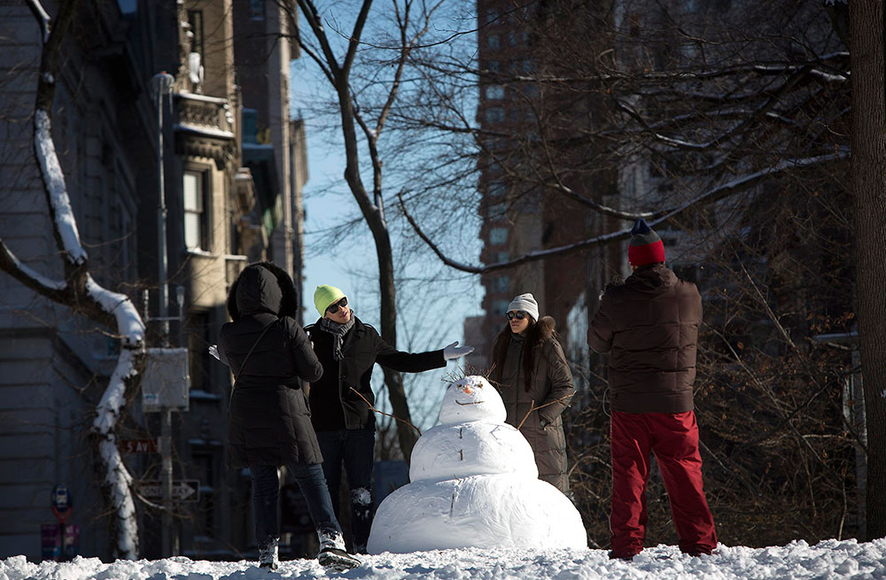 Las familias realizaron muñecos de nieve.
