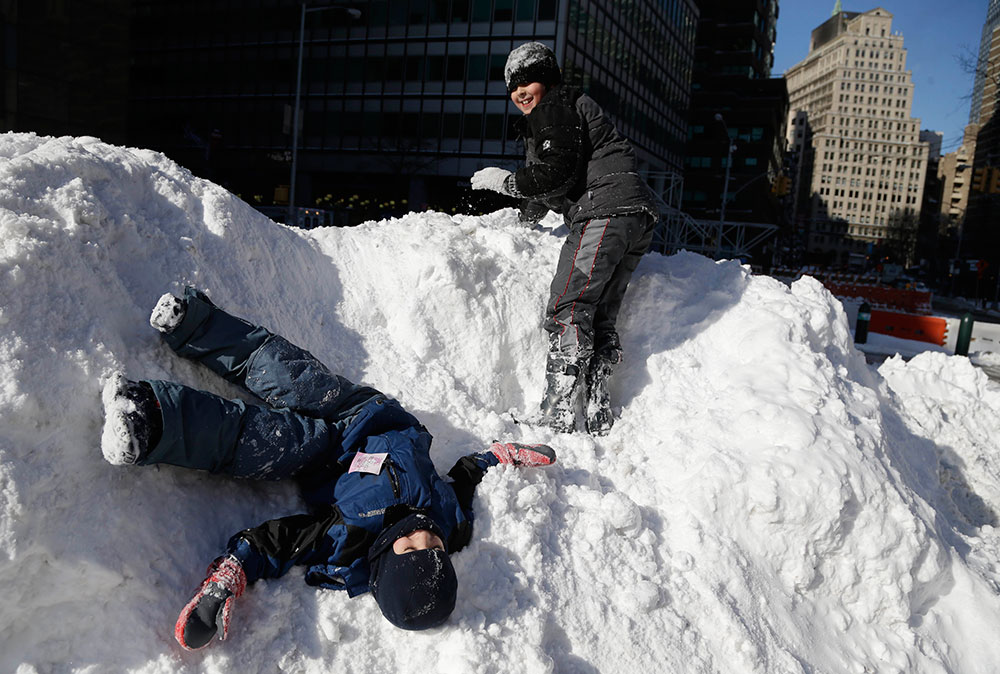 Los niños jugaron con las montañas de nieve en la Gran Manzana.