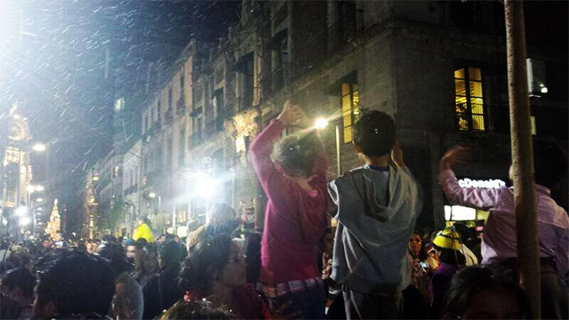 En el Zócalo capitalino dio inicio la "Magia de la Navidad 2013" que se caracterizó con la caída de 'nieve' en la calle de Madero. Foto: @HectorSerranoC