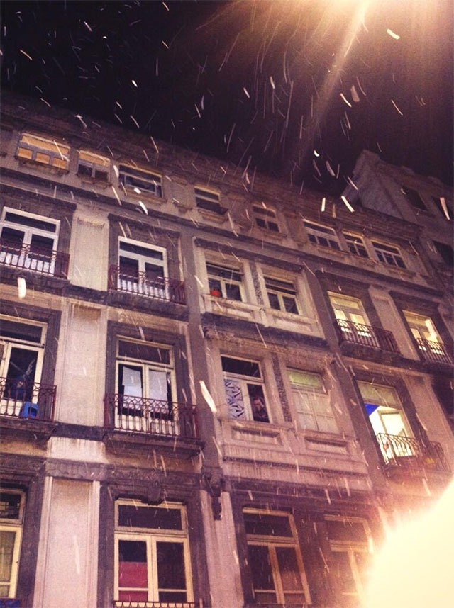 En el Zócalo capitalino dio inicio la "Magia de la Navidad 2013" que se caracterizó con la caída de 'nieve' en la calle de Madero.Foto:@aLxItO
