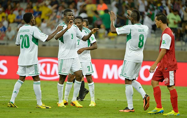 Nigeria debuta goleando en la Confederaciones. (AP)