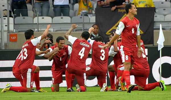 Así celebraron su único gol los campeones de Oceanía. (AP)