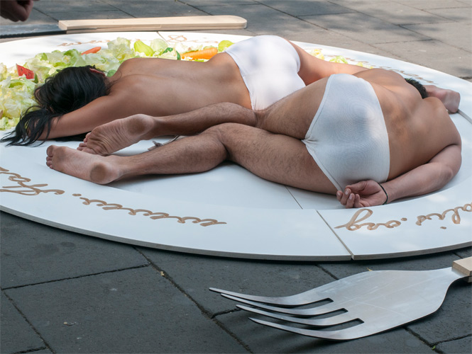 Una pareja de activistas realizó una protesta en calles del Centro Histórico en el marco del Día Mundial Sin Carne. (Foto Cuartoscuro) Una pareja de activistas realizó una protesta en calles del Centro Histórico en el marco del Día Mundial Sin Carne. (Foto Cuartoscuro)