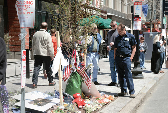 Tiendas de la calle Boylston reabrieron luego de permanecer cerradas tras ser afectadas por el atentado en el Maratón de Boston. Residentes colocaron ofrendas en el lugar donde explotó la segunda bomba. Foto: AFP Tiendas de la calle Boylston reabrieron luego de permanecer cerradas tras ser afectadas por el atentado en el Maratón de Boston. Residentes colocaron ofrendas en el lugar donde explotó la segunda bomba. Foto: AFP
