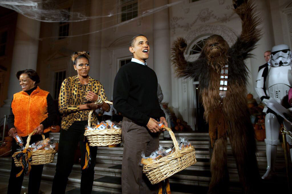 La imagen fue captada en la Casa Blanca y se ven al fondo dos personajes de Star Wars, Chewbacca y un Stormtrooper. / Foto: Twitter @BarackObama