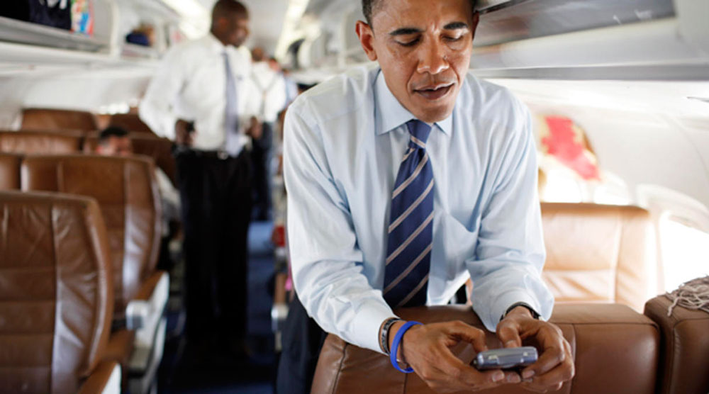 El presidente Barack Obama confesó que su equipo de seguridad no le permite tener un iPhone, pese a ser un admirador del fundador de Apple, Steve Jobs, por lo que es fiel a su Blackberry desde que llegó a la Casa Blanca. / Foto: Especial El presidente Barack Obama confesó que su equipo de seguridad no le permite tener un iPhone, pese a ser un admirador del fundador de Apple, Steve Jobs, por lo que es fiel a su Blackberry desde que llegó a la Casa Blanca. / Foto: Especial
