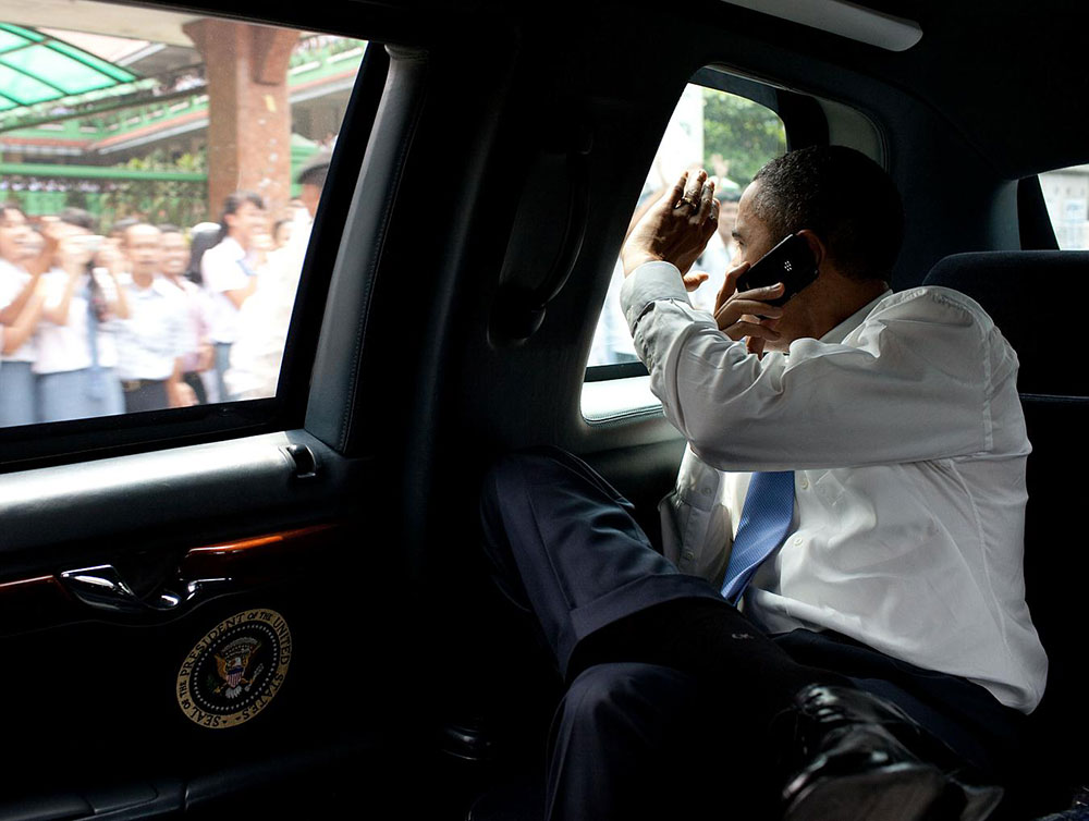 El presidente Barack Obama confesó que su equipo de seguridad no le permite tener un iPhone, pese a ser un admirador del fundador de Apple, Steve Jobs, por lo que es fiel a su Blackberry desde que llegó a la Casa Blanca. / Foto: Especial El presidente Barack Obama confesó que su equipo de seguridad no le permite tener un iPhone, pese a ser un admirador del fundador de Apple, Steve Jobs, por lo que es fiel a su Blackberry desde que llegó a la Casa Blanca. / Foto: Especial