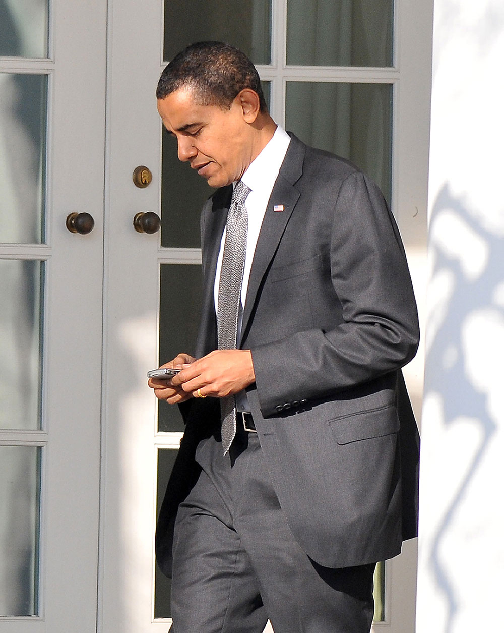 El presidente Barack Obama confesó que su equipo de seguridad no le permite tener un iPhone, pese a ser un admirador del fundador de Apple, Steve Jobs, por lo que es fiel a su Blackberry desde que llegó a la Casa Blanca. / Foto: Especial El presidente Barack Obama confesó que su equipo de seguridad no le permite tener un iPhone, pese a ser un admirador del fundador de Apple, Steve Jobs, por lo que es fiel a su Blackberry desde que llegó a la Casa Blanca. / Foto: Especial