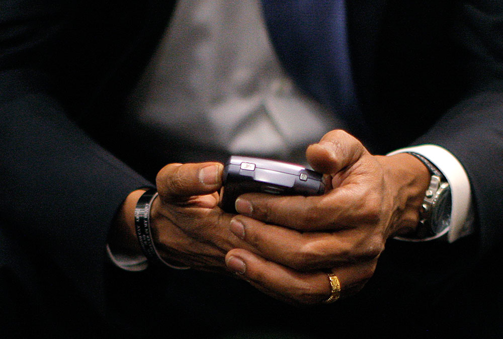 El presidente Barack Obama confesó que su equipo de seguridad no le permite tener un iPhone, pese a ser un admirador del fundador de Apple, Steve Jobs, por lo que es fiel a su Blackberry desde que llegó a la Casa Blanca. / Foto: Especial El presidente Barack Obama confesó que su equipo de seguridad no le permite tener un iPhone, pese a ser un admirador del fundador de Apple, Steve Jobs, por lo que es fiel a su Blackberry desde que llegó a la Casa Blanca. / Foto: Especial