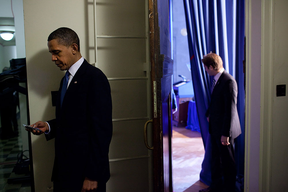 El presidente Barack Obama confesó que su equipo de seguridad no le permite tener un iPhone, pese a ser un admirador del fundador de Apple, Steve Jobs, por lo que es fiel a su Blackberry desde que llegó a la Casa Blanca. / Foto: Especial El presidente Barack Obama confesó que su equipo de seguridad no le permite tener un iPhone, pese a ser un admirador del fundador de Apple, Steve Jobs, por lo que es fiel a su Blackberry desde que llegó a la Casa Blanca. / Foto: Especial