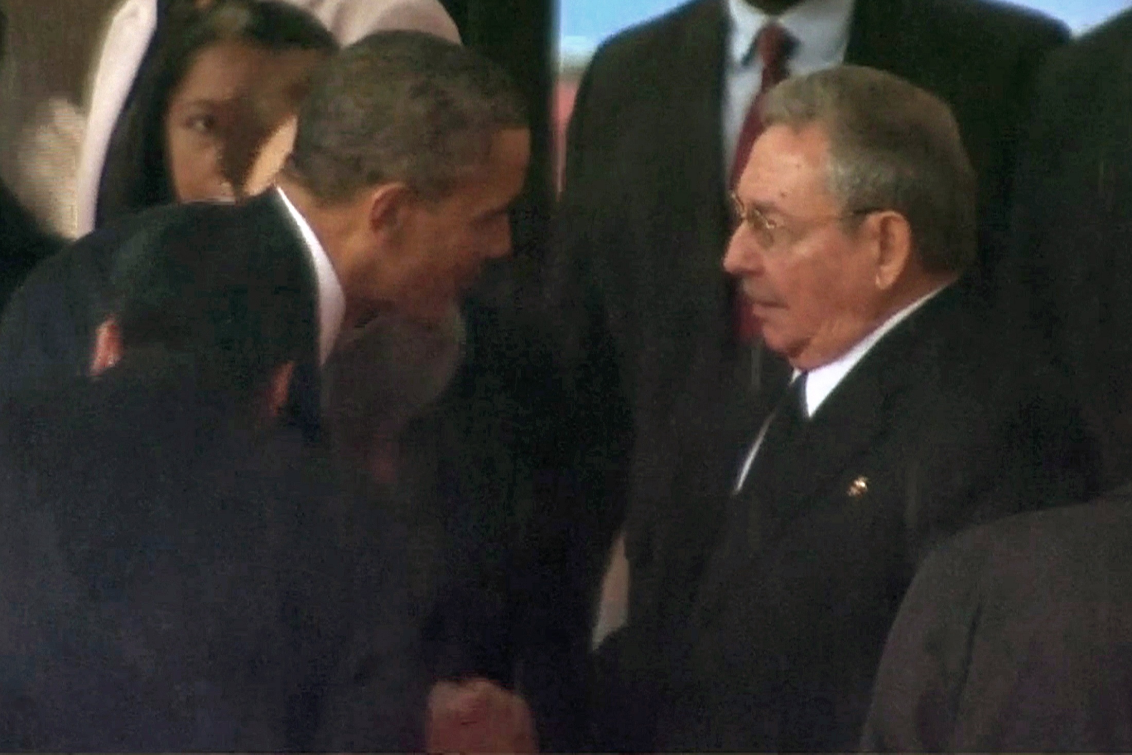 Obama estrechó la mano del líder cubano al dirigirse al podio para pronunciar un discurso en honor del ex presidente sudafricano, gesto que provocó una sonrisa de Castro. / Foto: Reuters