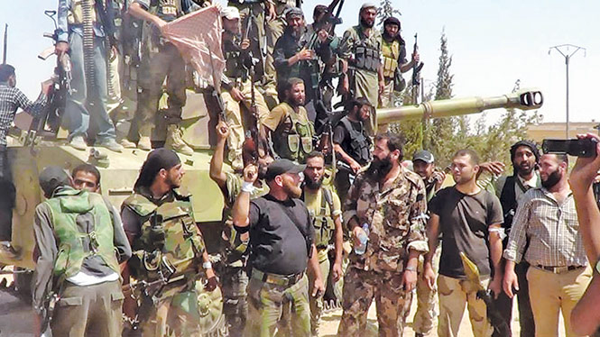 Fuerzas de la oposición se reagruparon en la ciudad de Idlib. Ayer Human Rights Watch denunció que el régimen de Bashar al-Assad usa bombas de racimo. Foto: Reuters Fuerzas de la oposición se reagruparon en la ciudad de Idlib. Ayer Human Rights Watch denunció que el régimen de Bashar al-Assad usa bombas de racimo. Foto: Reuters