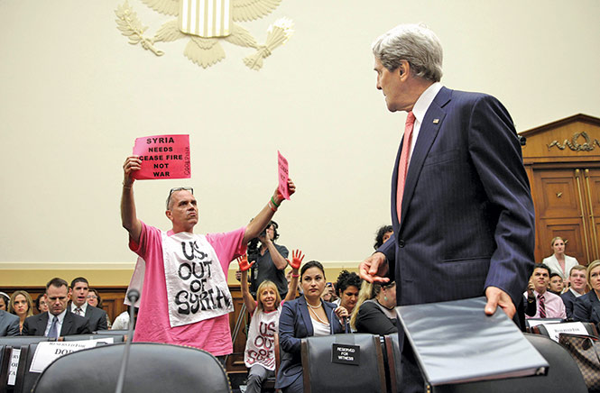 El secretario de Estado de EU, John Kerry, llega al Capitolio donde activistas le manifestaron su rechazo a una guerra en Siria. Foto: AFP El secretario de Estado de EU, John Kerry, llega al Capitolio donde activistas le manifestaron su rechazo a una guerra en Siria. Foto: AFP