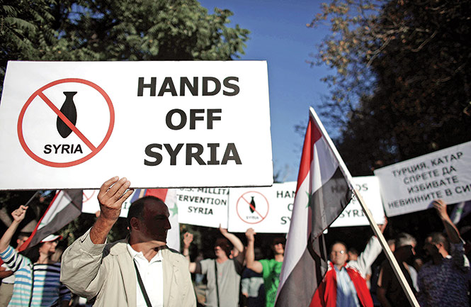 En Bulgaria un grupo de activistas se manifestó frente a la embajada de EU en Sofía para rechazar una intervención en Siria. Foto: Reuters En Bulgaria un grupo de activistas se manifestó frente a la embajada de EU en Sofía para rechazar una intervención en Siria. Foto: Reuters