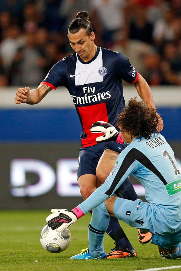 Ochoa en el mano a mano frente a Ibra. (Reuters)