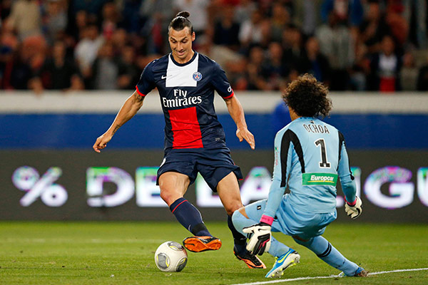 Ochoa en el mano a mano frente a Ibra. (Reuters)
