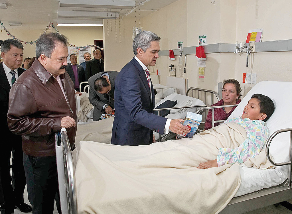 EL jefe de Gobierno del DF, Miguel Ángel Mancera, y el secretario de Salud, Armando Ahued, entregaron ayer juguetes a niños y niñas que permanecen internados en el Hospital Pediátrico Coyoacán. Fotos: David Hernández y Archivo