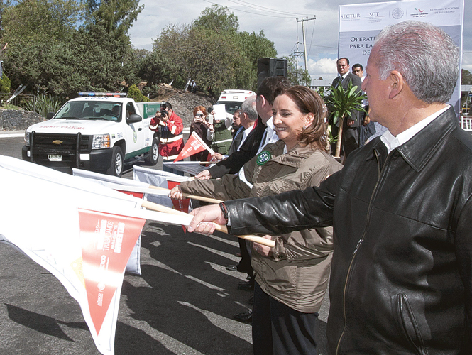 Claudia Ruiz Massieu, titular de la Secretaría de Turismo (Sectur), dio ayer el banderazo de salida de las unidades que formarán parte del Operativo de Semana Santa para la Seguridad Integral de los Turistas 2013. Foto: Cuartoscuro Claudia Ruiz Massieu, titular de la Secretaría de Turismo (Sectur), dio ayer el banderazo de salida de las unidades que formarán parte del Operativo de Semana Santa para la Seguridad Integral de los Turistas 2013. Foto: Cuartoscuro