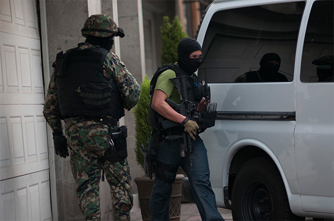 Los elementos de la Secretaría de Marina arribaron en camionetas blancas el número 70 de la calle Ometusco Los elementos de la Secretaría de Marina arribaron en camionetas blancas el número 70 de la calle Ometusco