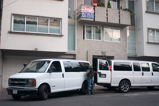 Los elementos de la Secretaría de Marina arribaron en camionetas blancas el número 70 de la calle Ometusco Los elementos de la Secretaría de Marina arribaron en camionetas blancas el número 70 de la calle Ometusco
