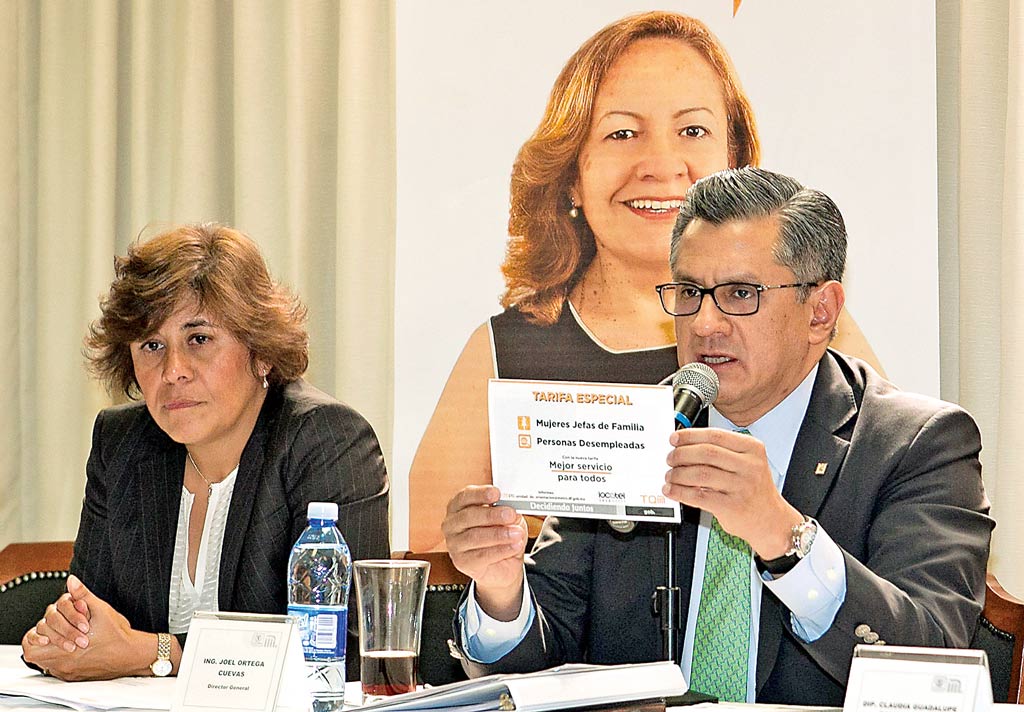 Joel Ortega, director del STC Metro, presentó el programa de tarifa diferenciada que beneficiará a cien mil usuarios que tengan algún tipo de necesidad económica y que no puedan pagar el ajuste. Se les abonarán 80 pesos. Foto: Eduardo Jiménez