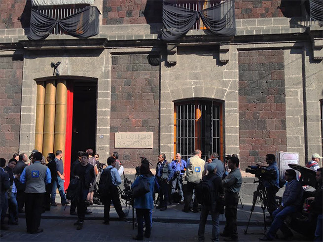 Medios de Comunicación al exterior del Colegio Nacional en el Centro Histórico. Medios de Comunicación al exterior del Colegio Nacional en el Centro Histórico.