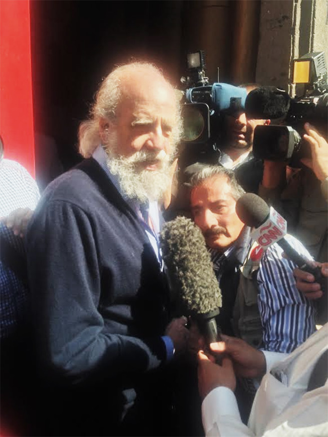 El arquitecto Fernando González habló un momento con los medios antes de ingresar al Colegio Nacional para despedir a José Emilio Pacheco. El arquitecto Fernando González habló un momento con los medios antes de ingresar al Colegio Nacional para despedir a José Emilio Pacheco.
