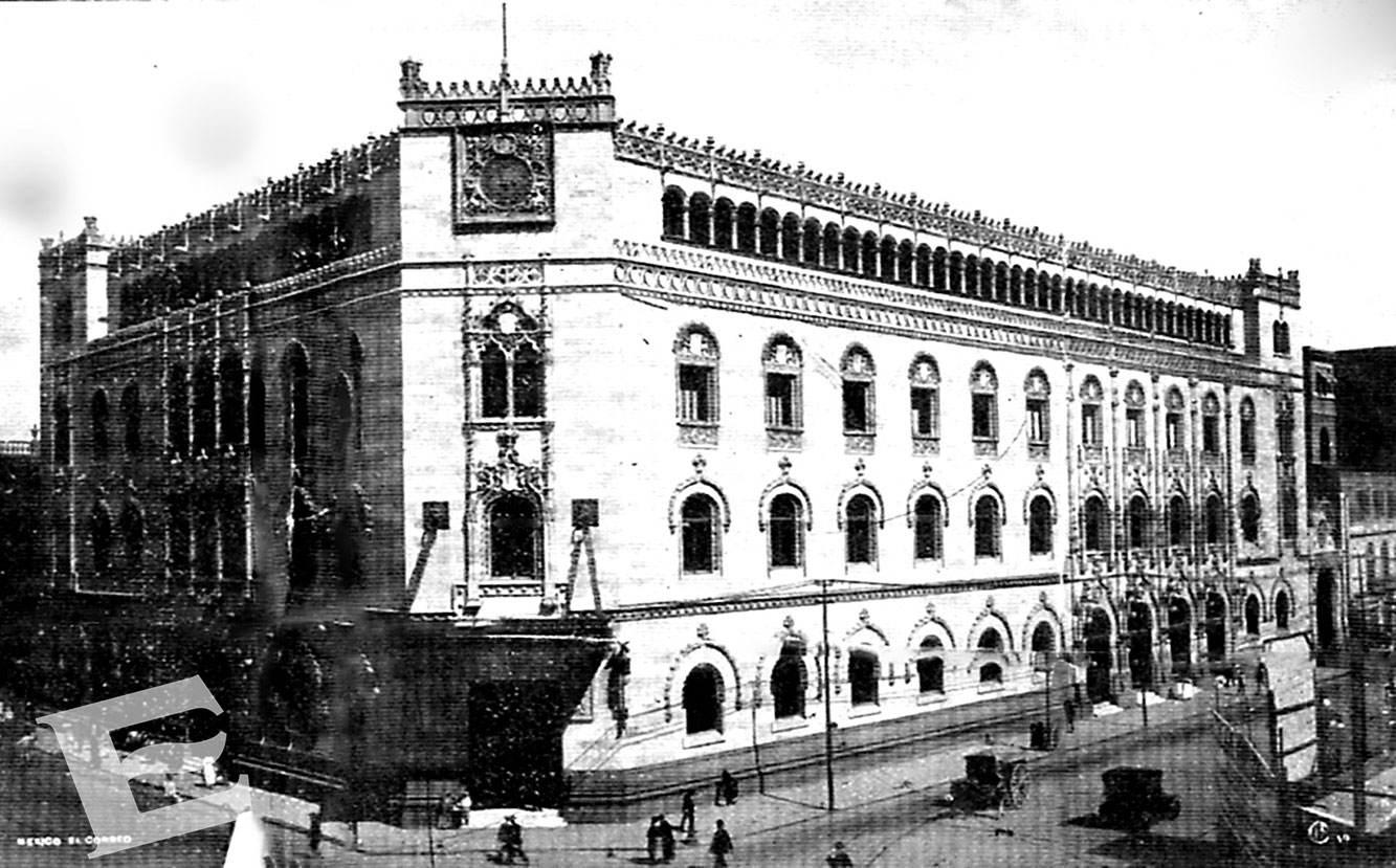 Al llevarse a cabo la ampliación de una gran avenida, ha desaparecido el jardín que sirvió de marco a esta foto, en cuyo fondo se destaca el palacio postal. Foto tomada en julio de 1944. Archivo Histórico de Excélsior Al llevarse a cabo la ampliación de una gran avenida, ha desaparecido el jardín que sirvió de marco a esta foto, en cuyo fondo se destaca el palacio postal. Foto tomada en julio de 1944. Archivo Histórico de Excélsior