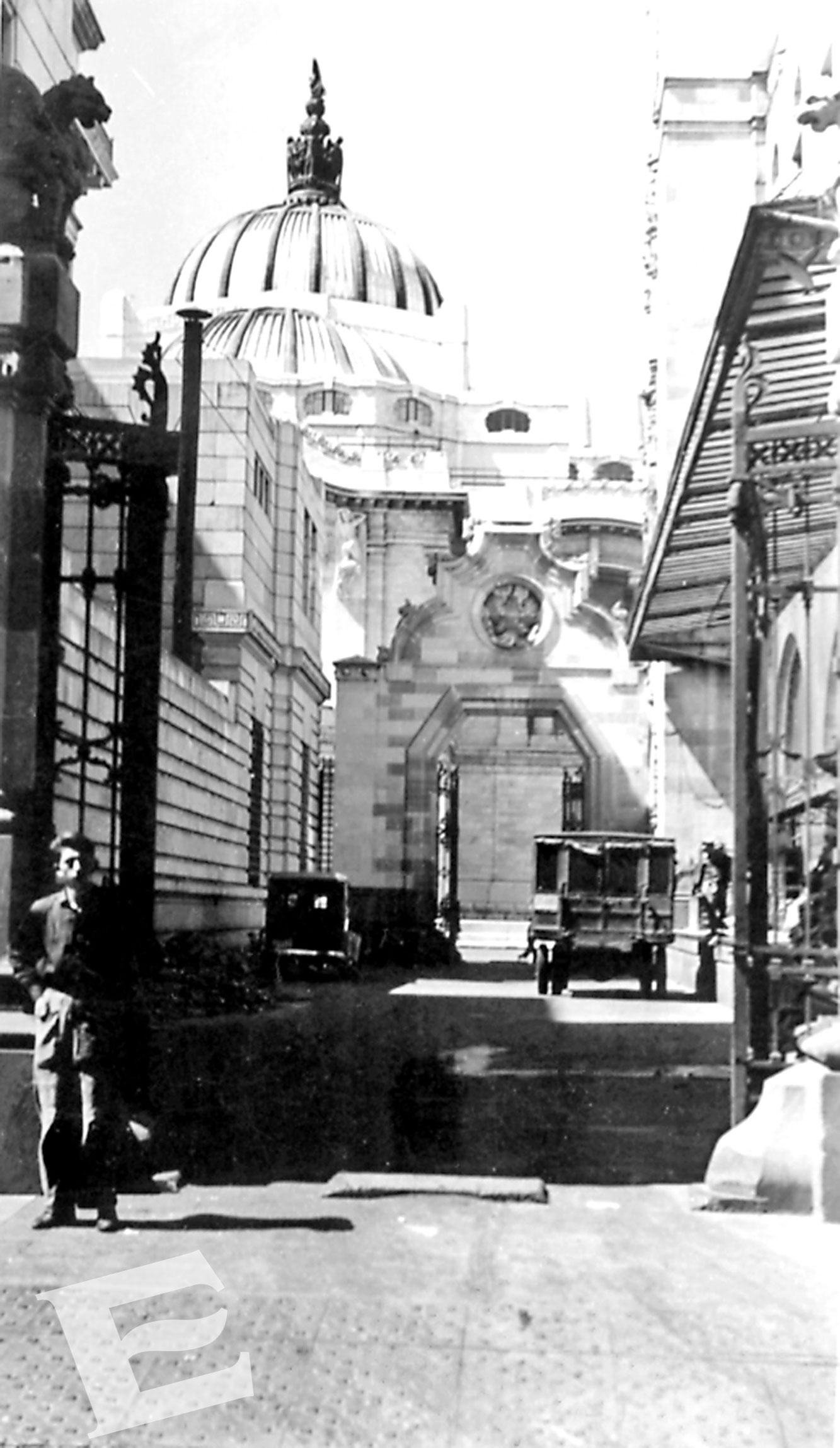 Un rincón desconocido del patio del Correo y la cúpula del Palacio de Bellas Artes. Foto tomada el 21 de mayo de 1959. Archivo Histórico de Excélsior Un rincón desconocido del patio del Correo y la cúpula del Palacio de Bellas Artes. Foto tomada el 21 de mayo de 1959. Archivo Histórico de Excélsior