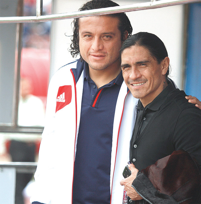 Héctor Reynoso y Francisco Palencia presenciaron ayer, desde el palco, el empate a tres goles en Ciudad Juárez entre el Guadalajara y las Chivas USA . Foto: Cuartoscuro