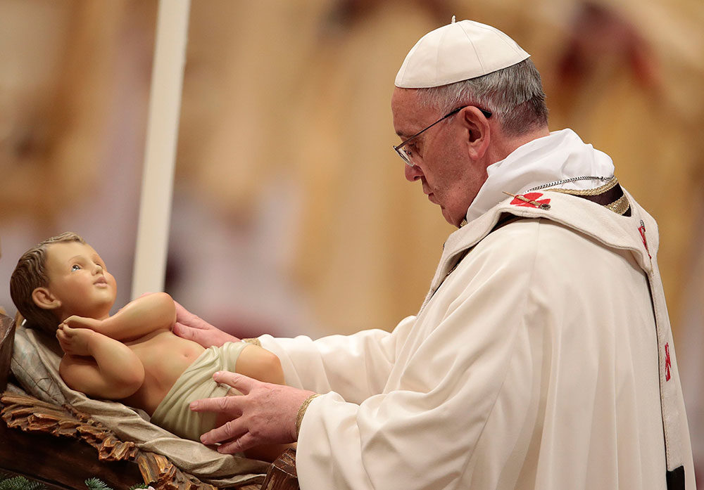 La misa de Nochebuena se adelantó unos 30 minutos, ya que comenzó a las 21:30 horas local por petición del mismo Papa. Mañana Francisco dirigirá su mensaje La misa de Nochebuena se adelantó unos 30 minutos, ya que comenzó a las 21:30 horas local por petición del mismo Papa. Mañana Francisco dirigirá su mensaje