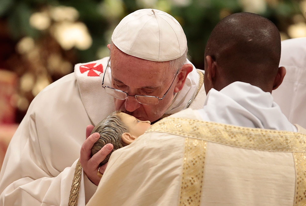 La misa de Nochebuena se adelantó unos 30 minutos, ya que comenzó a las 21:30 horas local por petición del mismo Papa. Mañana Francisco dirigirá su mensaje La misa de Nochebuena se adelantó unos 30 minutos, ya que comenzó a las 21:30 horas local por petición del mismo Papa. Mañana Francisco dirigirá su mensaje