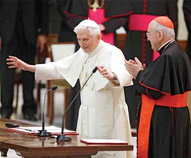 El adiós. El papa Benedicto XVI está acompañado por el cardenal Agostino Vallini durante una audiencia con el clero romano. Foto: Reuters