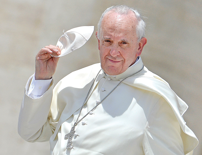 El Papa durante la audiencia pública de los miércoles en la Plaza de San Pedro. Foto: AFP