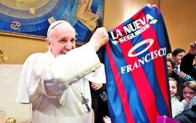 Con un semblante alegre, el Papa Francisco recibió la playera de San Lorenzo (Cortesía Club Atlético San Lorenzo de Almagro) Con un semblante alegre, el Papa Francisco recibió la playera de San Lorenzo (Cortesía Club Atlético San Lorenzo de Almagro)