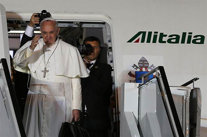 Francisco abordó un avión de compañía Alitalia, un Airbus A330, a las 19:35 hora local Francisco abordó un avión de compañía Alitalia, un Airbus A330, a las 19:35 hora local