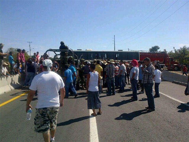 Habitantes del municipio de Parácuaro se manifestaron al bloquear la carreta Apatzingán-Cuatro Caminos y mantienen retenidos a un coronel del Ejército mexicano.