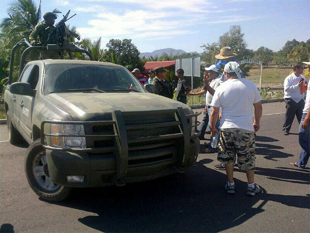 Habitantes del municipio de Parácuaro se manifestaron al bloquear la carreta Apatzingán-Cuatro Caminos y mantienen retenidos a un coronel del Ejército mexicano.