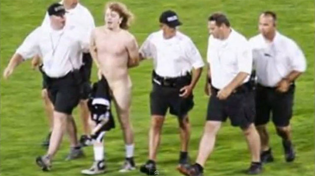 La pareja fue detenida y sacada del estadio (Especial) La pareja fue detenida y sacada del estadio (Especial)