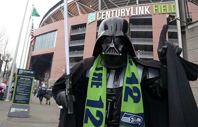 Un aficionado se caracteriza de Darth Vader en el juego que disputaron los Halcones Marinos y los 49ers de San Francisco (Reuters)
