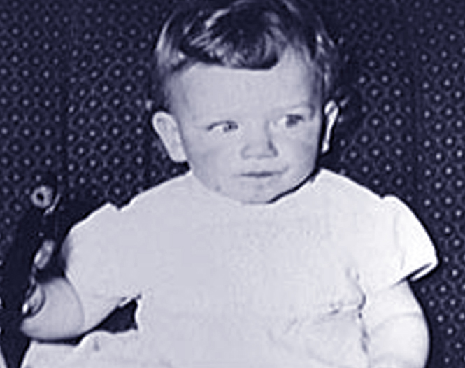 En nombre del amor. Paul David Hewson, alias Bono, cuando era un niño de brazos y vivía en su natal Dublín y aún no sabía que sería un rockstar con su banda U2. En nombre del amor. Paul David Hewson, alias Bono, cuando era un niño de brazos y vivía en su natal Dublín y aún no sabía que sería un rockstar con su banda U2.
