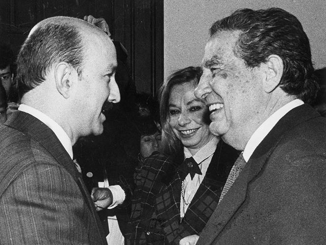 La relación del premio Nobel de Literatura 1990 con el presidente Carlos Salinas de Gortari no estuvo exenta de polémica, por los apoyos recibidos.