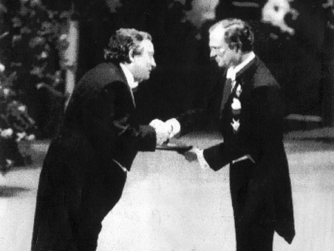 El 10 de diciembre de 1990, el poeta mexicano Octavio Paz recibió el Premio Nobel de Literatura de manos del rey de Suecia Carlos Gustavo, en el Town Hall de Estocolmo. En las imágenes de abajo, el ensayista mexicano aparece con escritores contemporáneos. A la izquierda, con Gabriel García Márquez; al centro, con Rafael Alberti, y a la derecha con Carlos Fuentes y Carlos Barral.