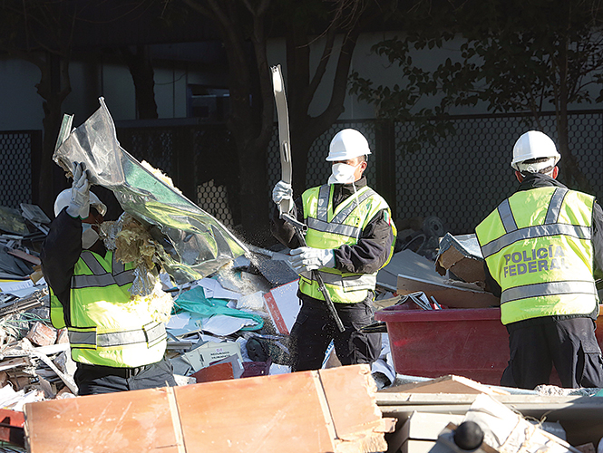 En el rescate participaron bomberos, soldados, marinos, policías y médicos, entre otros.
