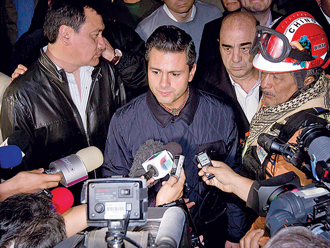 Una vez que terminó el rescate, el presidente Enrique Peña Nieto fue al sitio de la tragedia.