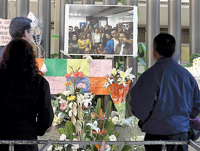 A su regreso, los trabajadores depositaron flores y veladoras afuera del complejo.
