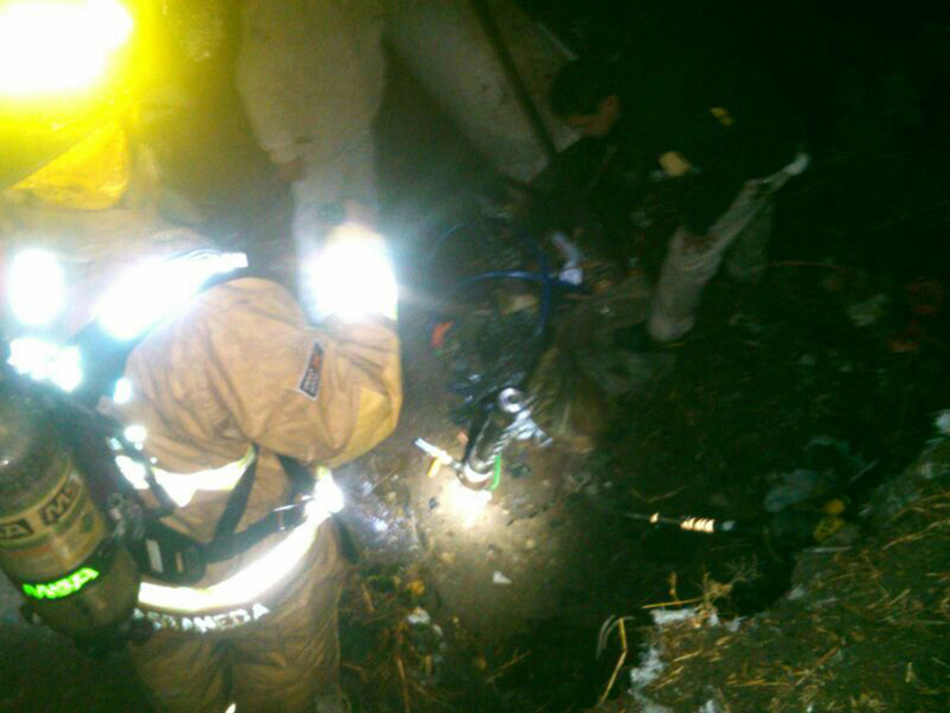 Pemex informó que el incidente ocurrido en la colonia Alta Villa de ese municipio fue originado por una toma clandestina en el poliducto Tuxpan-Azcapotzalco. Foto Ricardo Vitela Pemex informó que el incidente ocurrido en la colonia Alta Villa de ese municipio fue originado por una toma clandestina en el poliducto Tuxpan-Azcapotzalco. Foto Ricardo Vitela