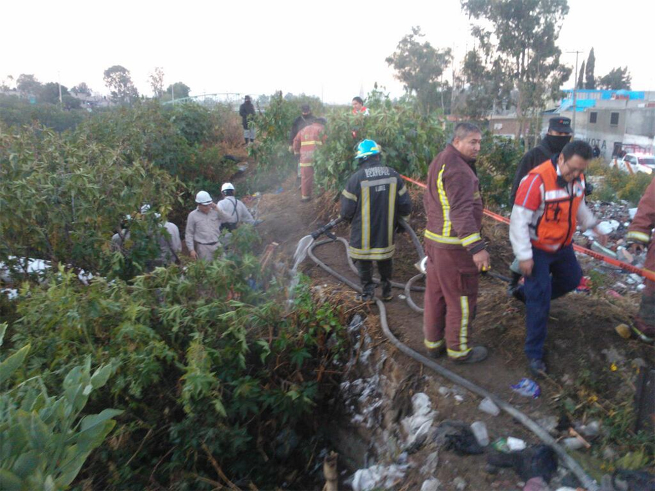 Pemex informó que el incidente ocurrido en la colonia Alta Villa de ese municipio fue originado por una toma clandestina en el poliducto Tuxpan-Azcapotzalco. Foto Efrén Argüelles Pemex informó que el incidente ocurrido en la colonia Alta Villa de ese municipio fue originado por una toma clandestina en el poliducto Tuxpan-Azcapotzalco. Foto Efrén Argüelles