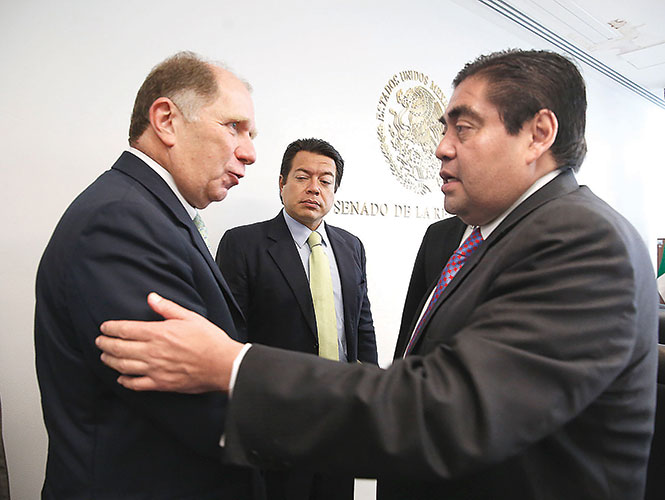 Carlos Morales Gil (izq., con Miguel Barbosa) señaló que hay coincidencia con los senadores perredistas en la necesidad de fortalecer a la empresa paraestatal. Foto: Especial Carlos Morales Gil (izq., con Miguel Barbosa) señaló que hay coincidencia con los senadores perredistas en la necesidad de fortalecer a la empresa paraestatal. Foto: Especial